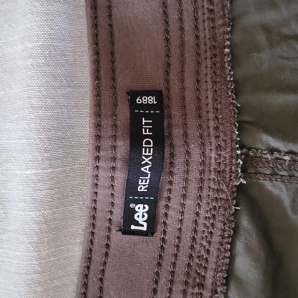 Lee relaxed fit army green Capri pants Size 16W - Picture 7 of 8